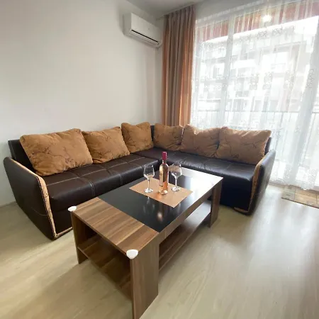 Bratanov Sunny View Central Apartman Napospart